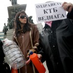Вложители в КТБ протестираха с туби: Държавата е балон
